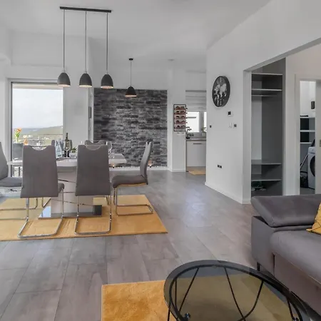 2 Bedroom Stunning In Apartment Jadranovo