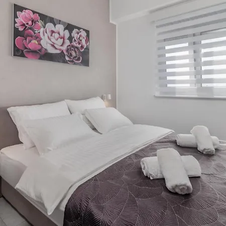 2 Bedroom Stunning In Apartment *