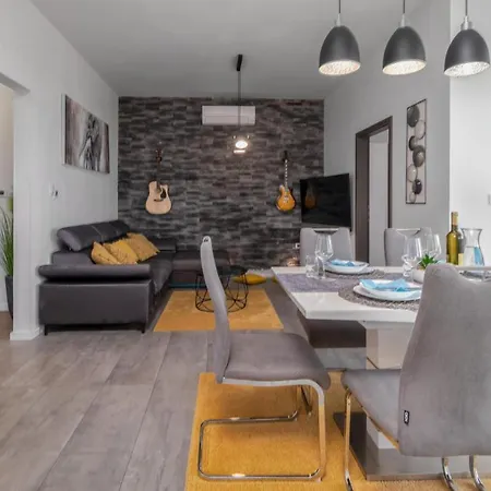 Apartment 2 Bedroom Stunning In